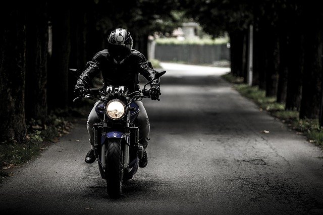 motocyklista na cestě
