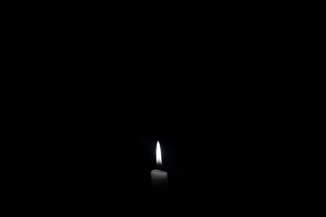 svíce v temné tmě